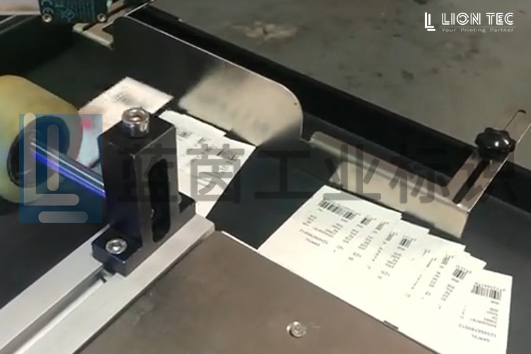 UV噴碼機革新服裝吊牌與卡片標識應用：更清晰 更快捷！