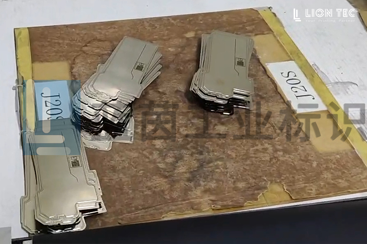 為什么UV噴碼機成為手機散熱膜標識的首選？